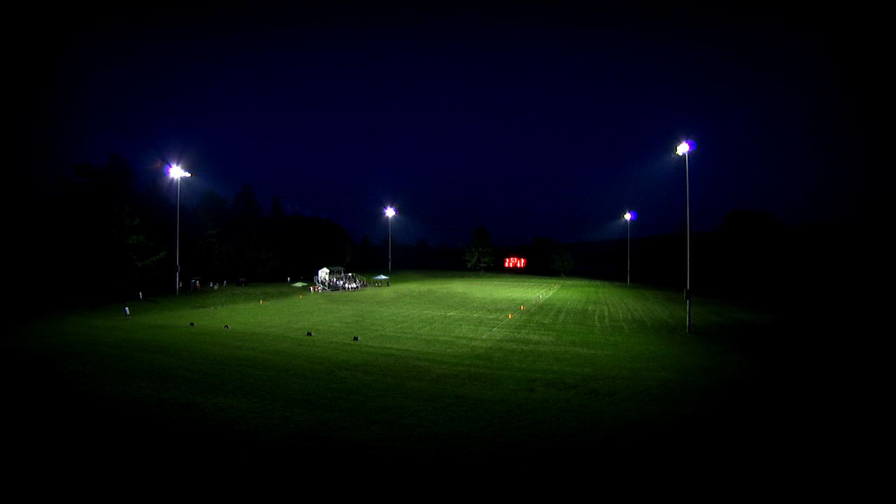 Черный стадион. Футбольное поле ночью. Футбольное поле вечером. Футбольный стадион ночью. Стадион вечером.